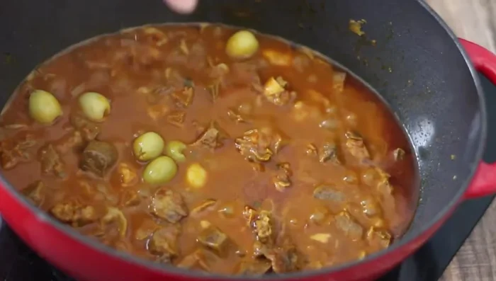 10 minutes avant la fin de la cuisson, ajouter des olives dénoyautées, un morceau de citron confit et laisser cuire en remuant jusqu'à ce que la sauce soit épaisse et onctueuse.
