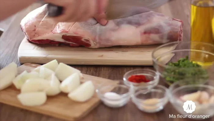 Préparation du Gigot : Faire des incisions dans le gigot.