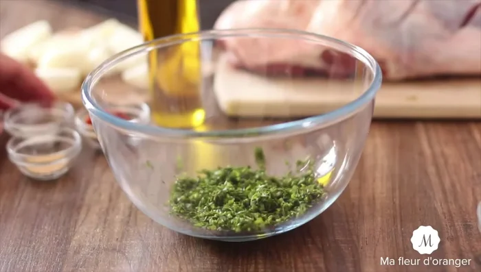 Préparer la marinade : mélanger les épices, l'huile d'olive, l'ail en poudre, la coriandre et le persil ciselé.