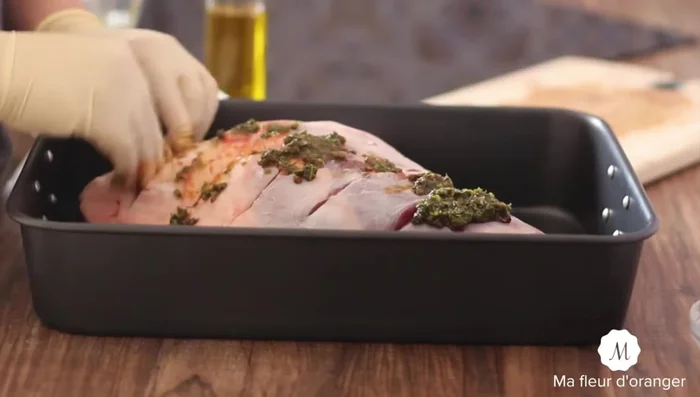 Badigeonner le gigot avec la marinade et introduire la préparation dans les ouvertures.