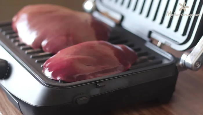 Préparation du Boulfaf : Faire griller le foie entier pendant 2 minutes (feu de charbon ou grille électrique), le découper en tranches épaisses, puis les repasser 1 minute de chaque côté sur la grille.