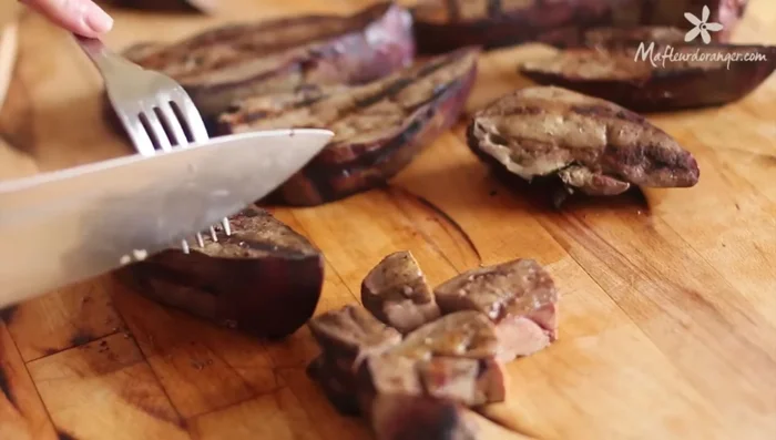 Couper le foie en cubes et l'assaisonner avec cumin, paprika, piment fort (facultatif) et sel.