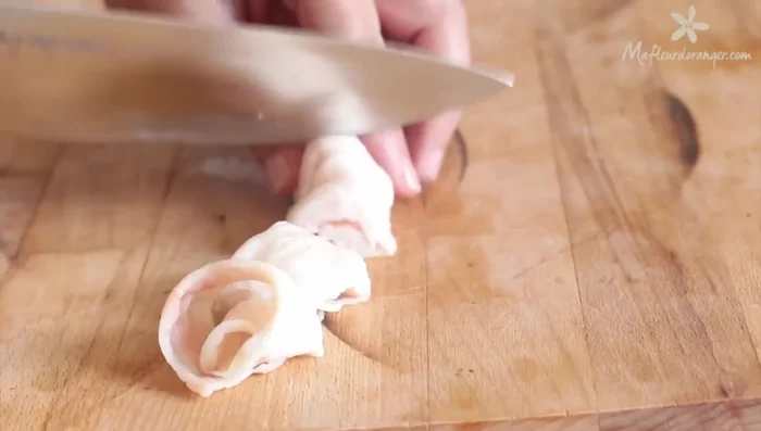 Découper la crépine lavée et séchée en bandelettes. Envelopper chaque cube de foie avec de la crépine et les enfiler sur des brochettes.