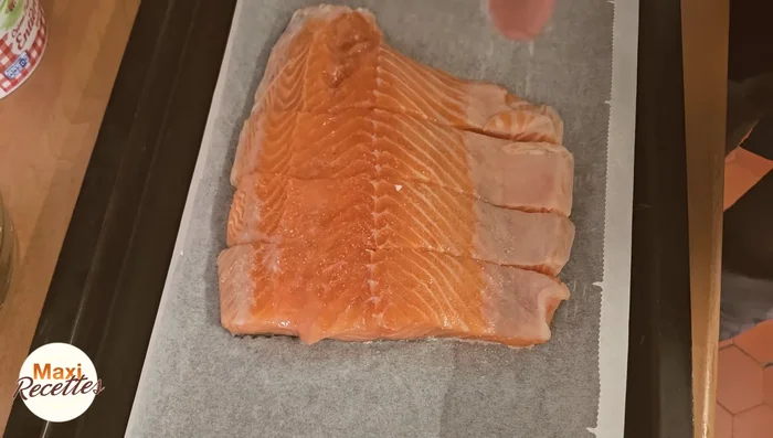 Saler et poivrer les pavés de saumon.