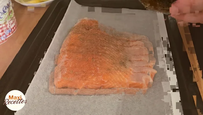Napper les pavés de saumon avec la sauce préparée.
