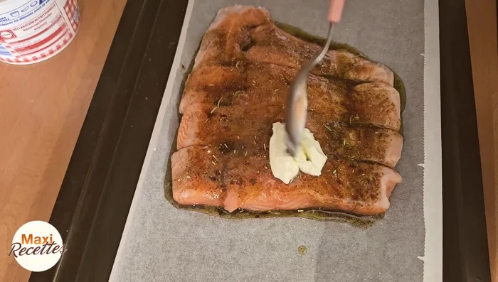 Ajouter une cuillère à soupe de crème fraîche sur chaque pavé et étaler légèrement.