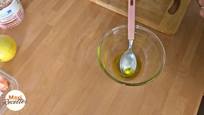 Dans un bol, mélanger 2 cuillères à soupe d'huile d'olive, 1 cuillère à soupe de vinaigre balsamique, sel et poivre.