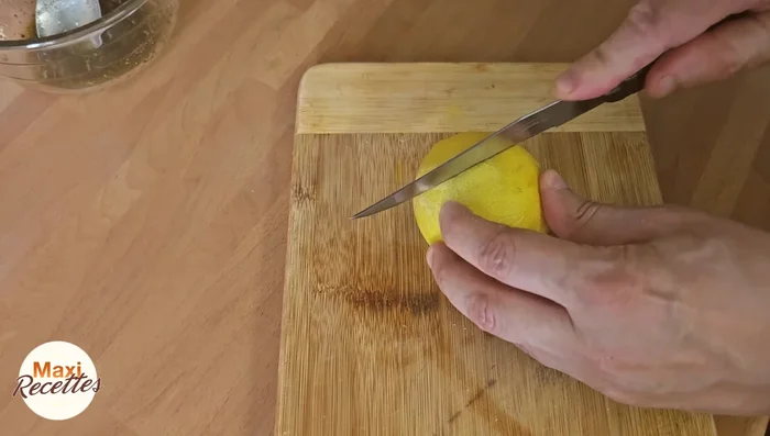 Couper le citron en fines tranches et enlever les pépins.