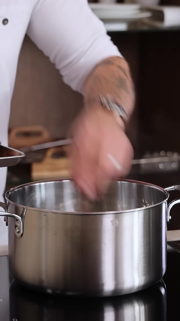 Faire bouillir les griffes pendant 5 minutes et les cuisses pendant 2 minutes dans de l'eau salée.