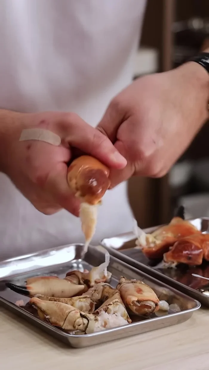 Casser le doigt des griffes et utiliser le dos d'un couperet pour briser la coquille. Retirer la viande et les deux épines.