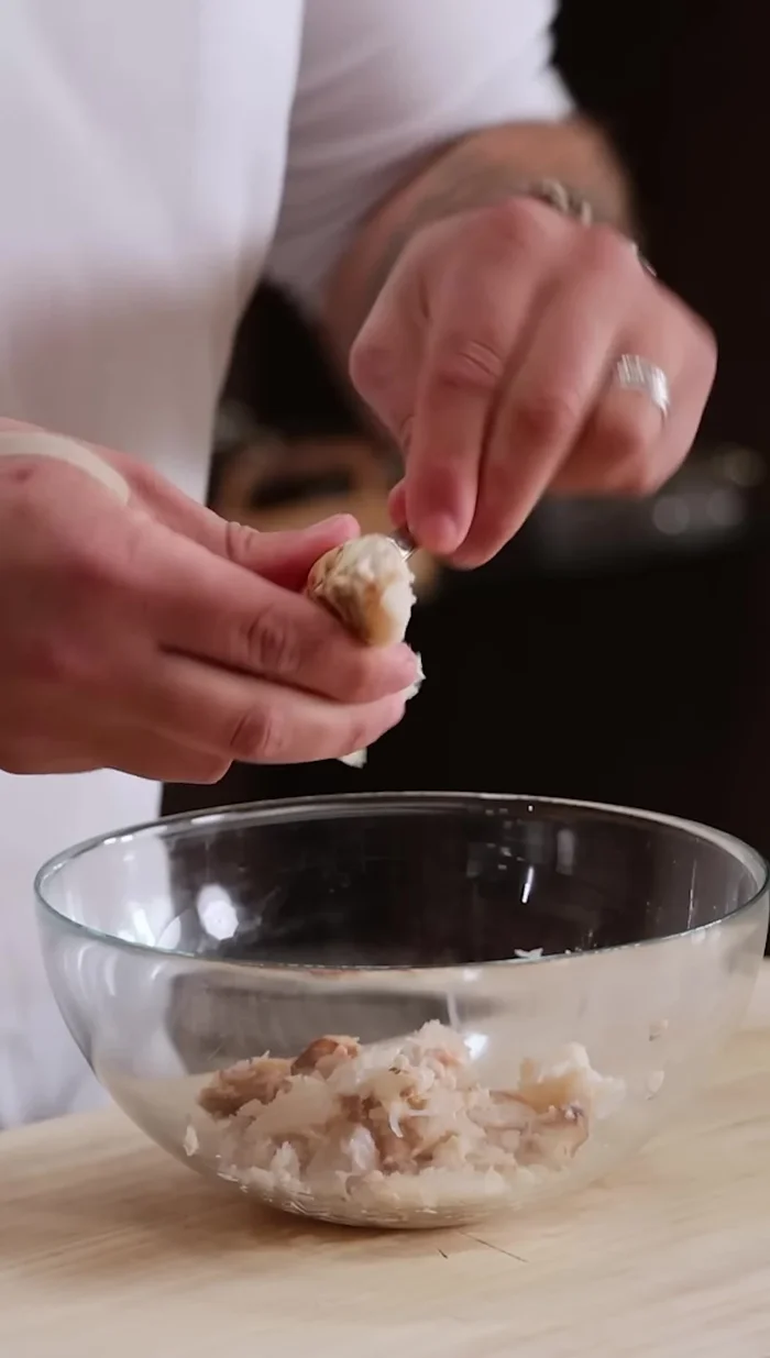 Utiliser le dos d'une cuillère pour retirer la viande des genoux.