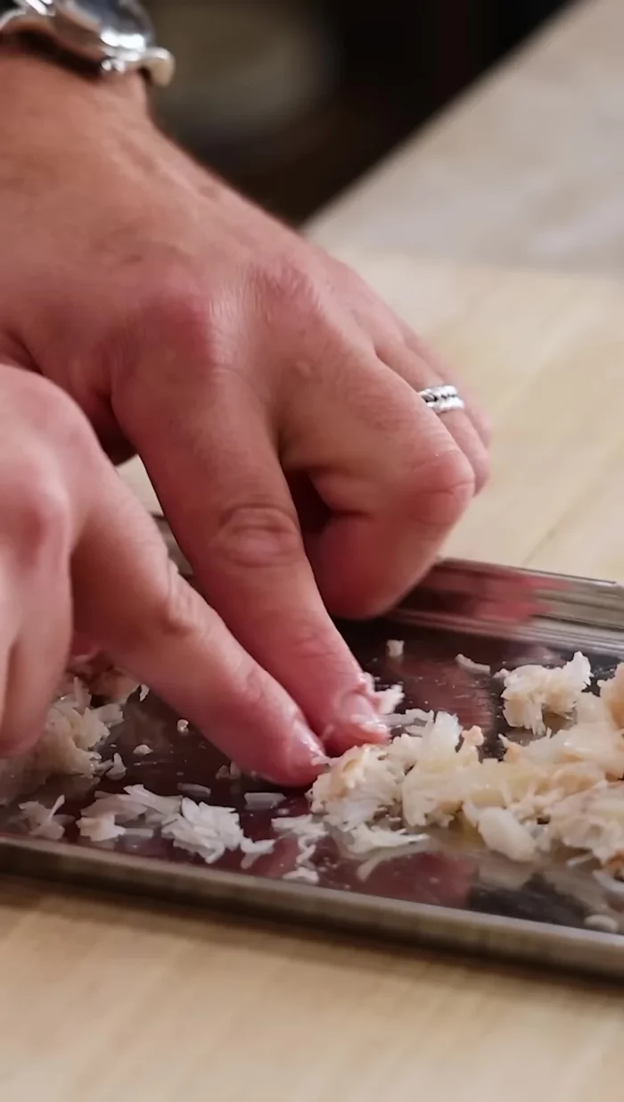 Vérifier la viande pour enlever les morceaux de coquille et les épines.