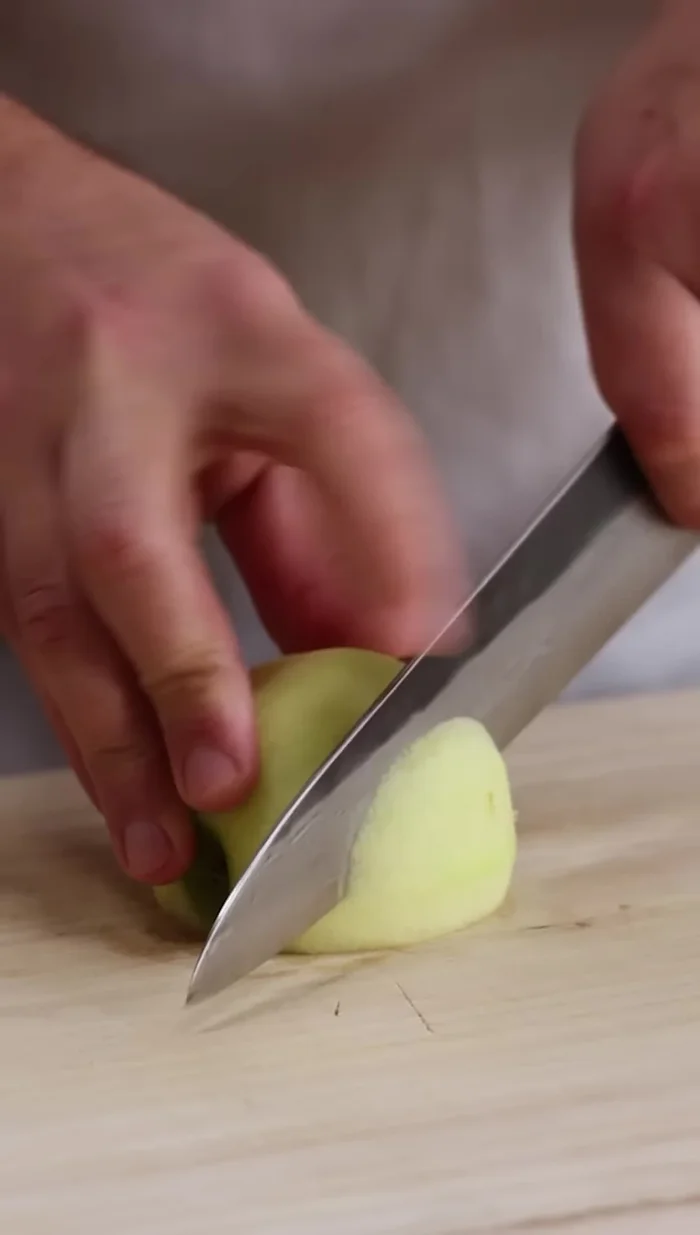 Éplucher et couper une pomme Granny Smith en fines tranches, puis en julienne, et enfin en petits cubes.