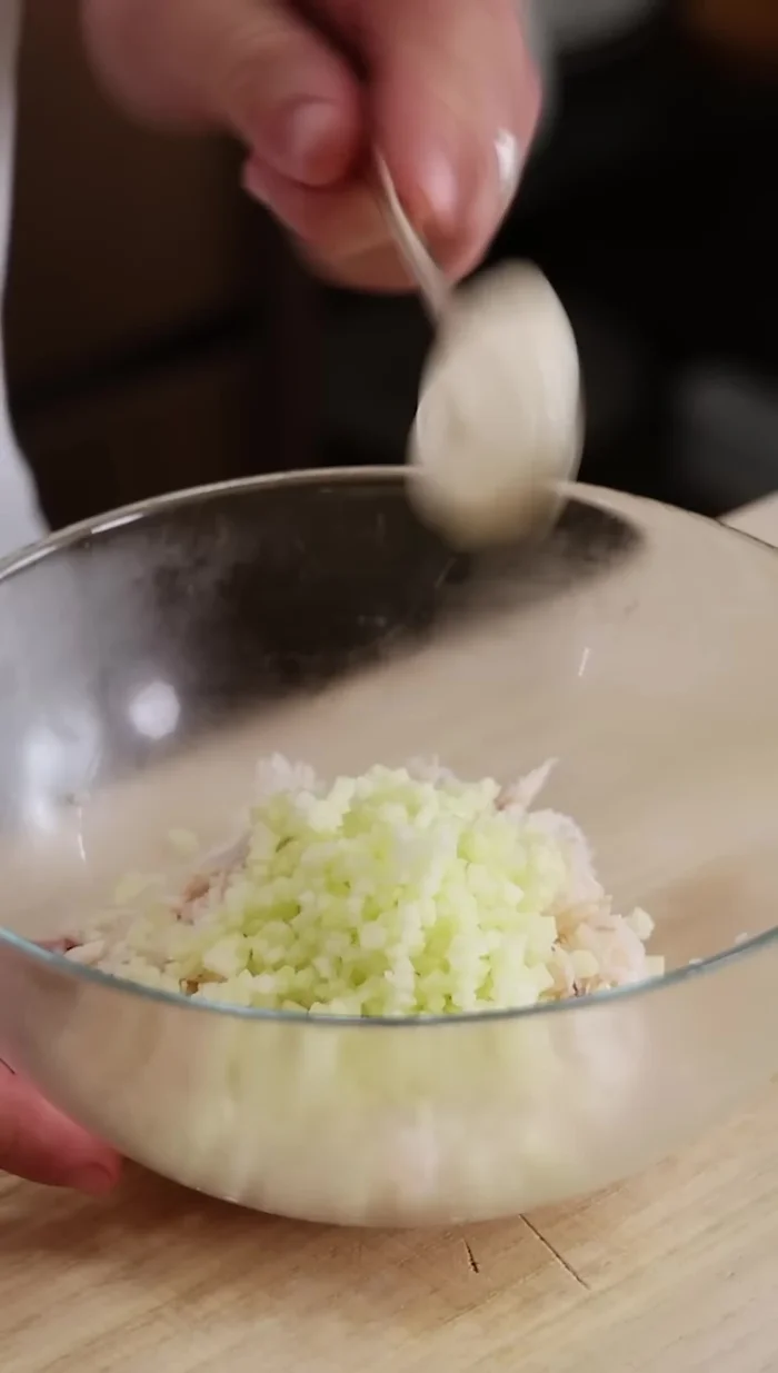 Assaisonner avec une cuillère à soupe de mayonnaise, le zeste et le jus d'un quart de citron vert, et du sel.