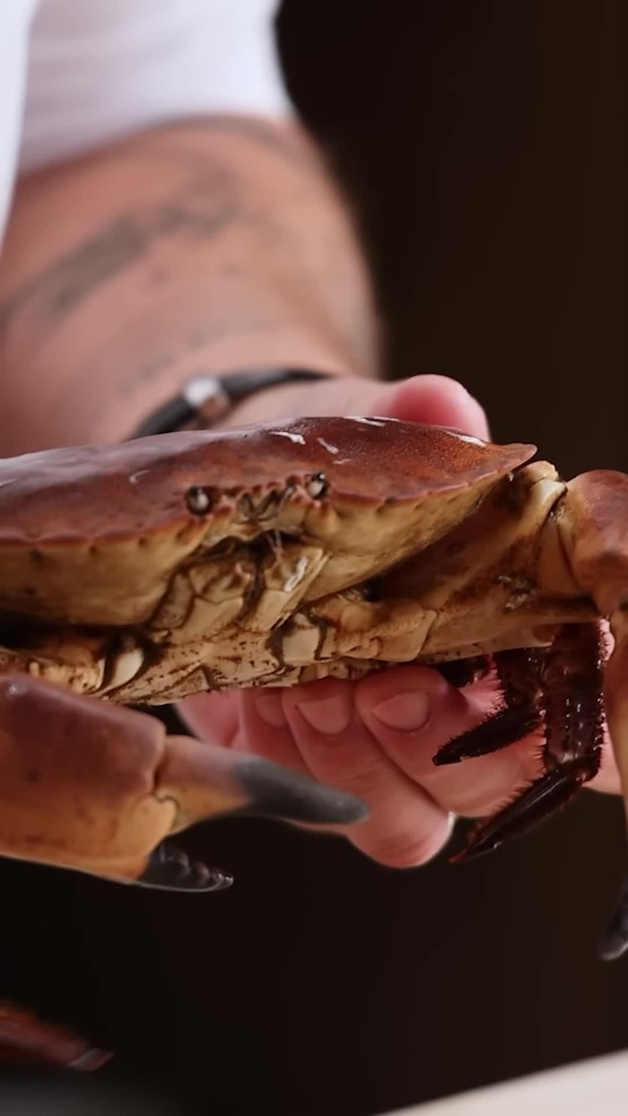 Tuer les crabes en coupant la tête en deux (méthode la plus humaine possible).