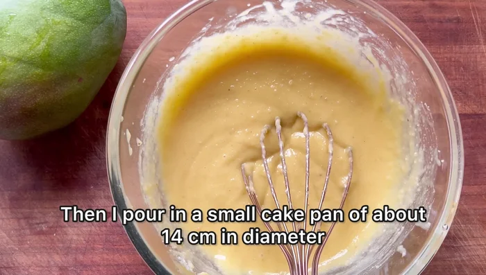 Verser la pâte dans un petit moule à gâteau.