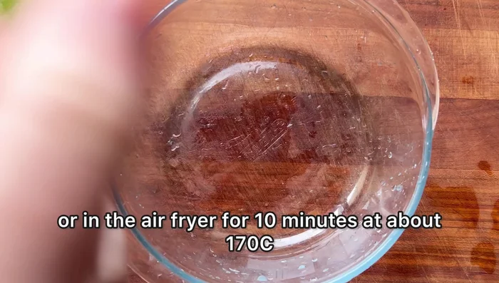 Cuire au micro-ondes à 750W pendant 3 minutes, ou à l'air fryer à 170° pendant 10 minutes, ou au four à 180° pendant 15 à 18 minutes.