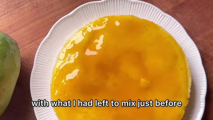 Une fois tiédi, verser un peu de coulis de mangue restant sur le gâteau.