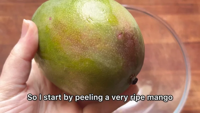 Éplucher et couper une mangue mûre en morceaux. Mixer finement jusqu'à obtenir une purée lisse et liquide.