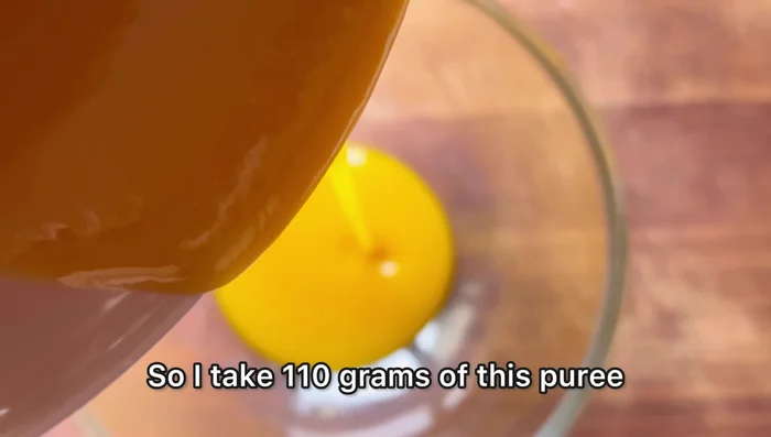 Prélever 110g de purée de mangue et la verser dans un bol.