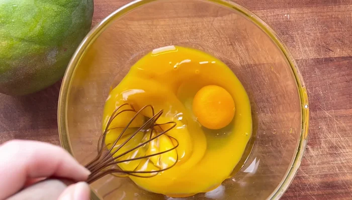 Ajouter deux gros œufs et fouetter jusqu'à ce que le tout soit bien mélangé.
