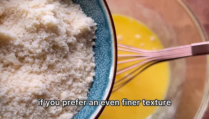 Ajouter 80g de poudre d'amande (ou farine d'amande) et mélanger à l'aide d'un fouet.