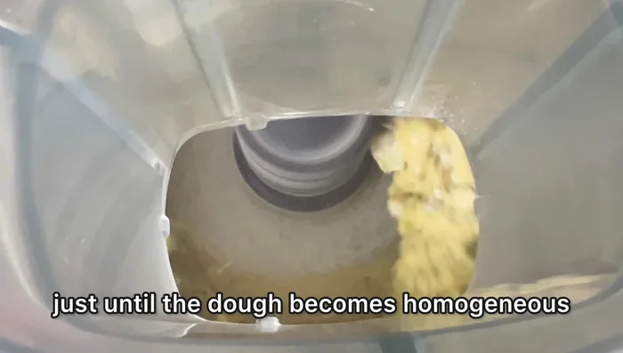 Mixer pendant environ 30 secondes jusqu'à obtenir une pâte homogène.