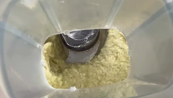 Verser la préparation dans un moule à cake tapissé de papier cuisson.