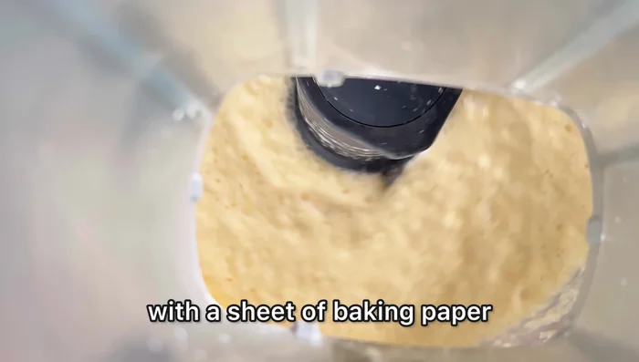 Verser la pâte dans un moule recouvert de papier cuisson froissé.
