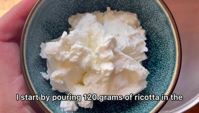 Verser la ricotta dans le bol du robot mixeur.