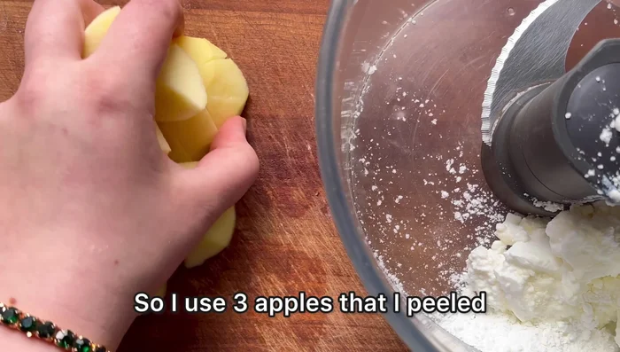 Ajouter les trois pommes épluchées et coupées en petits morceaux.