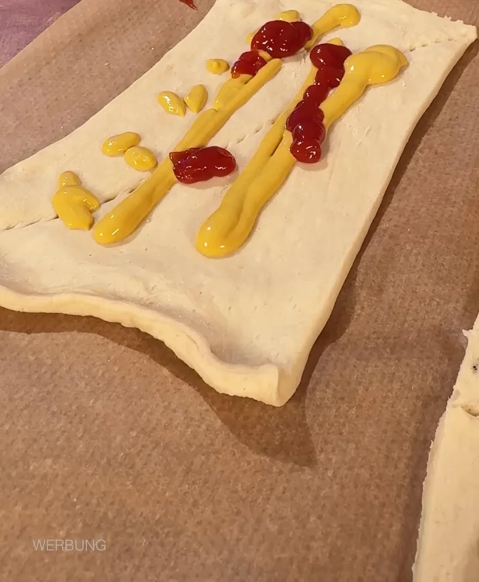 Ajouter du ketchup sur le croissant.