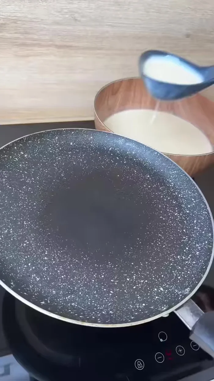 Huiler une poêle à crêpes.