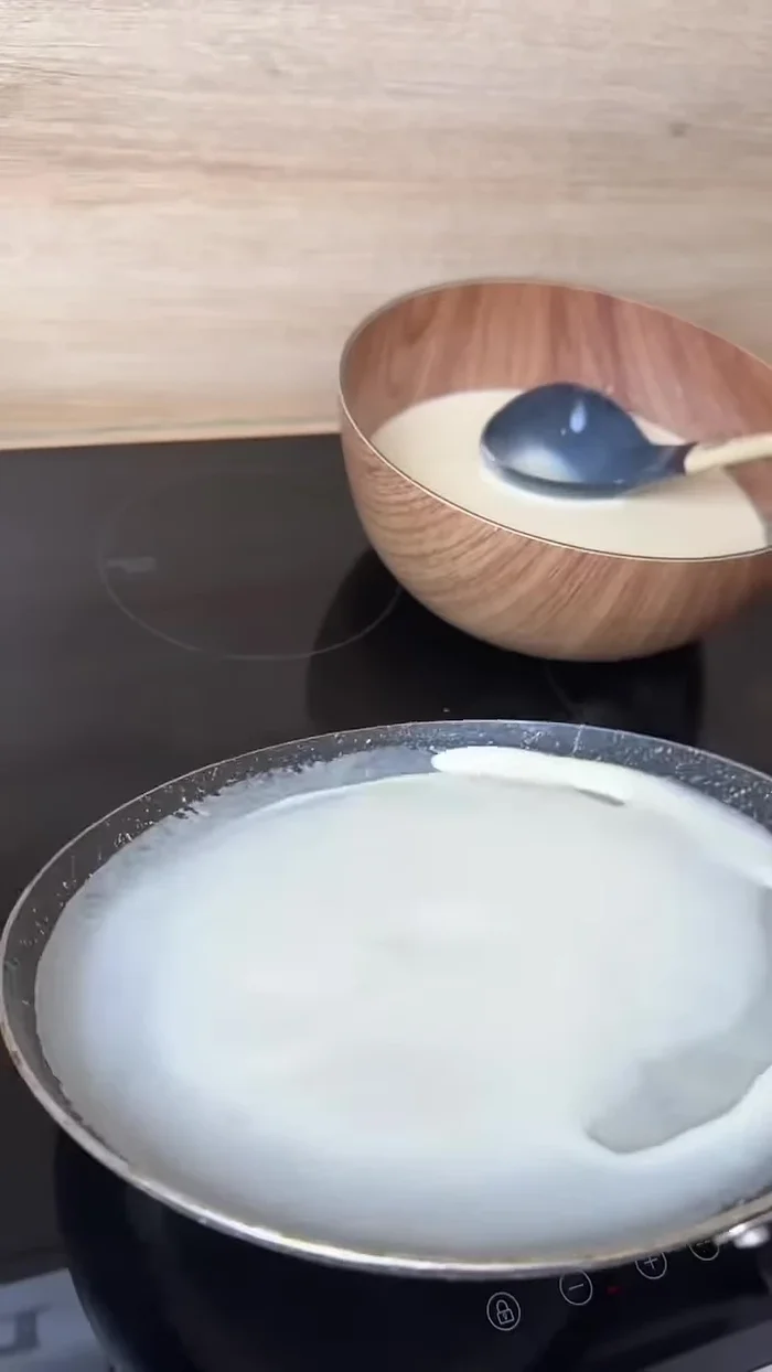 Cuire les crêpes en versant une louche de pâte par crêpe. Retourner lorsqu'elles sont cuites d'un côté.