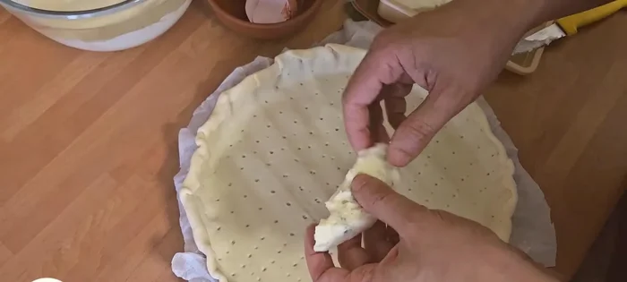 Étaler le gorgonzola sur la pâte feuilletée.