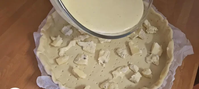 Verser le mélange œufs-crème sur le gorgonzola.