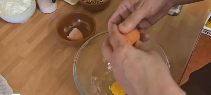 Préchauffer le four à 200°C. Dans un bol, fouetter les œufs, la crème fraîche, le sel et le poivre.