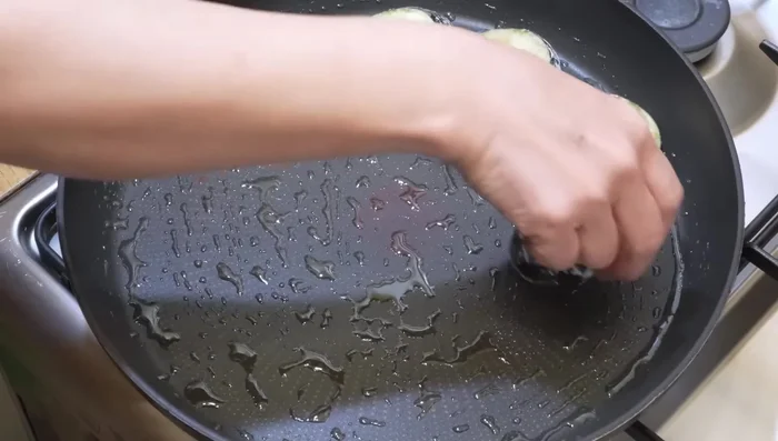 Faire chauffer de l'huile dans une grande poêle. Ajouter les aubergines et cuire environ 12 minutes, en retournant à mi-cuisson. Ajouter de l'huile si nécessaire.