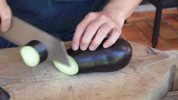 Couper les 2 aubergines en tranches de 1 cm d'épaisseur. Les mélanger avec 1 cuillère à café de sel et laisser reposer 10 minutes (pour faire dégorger).