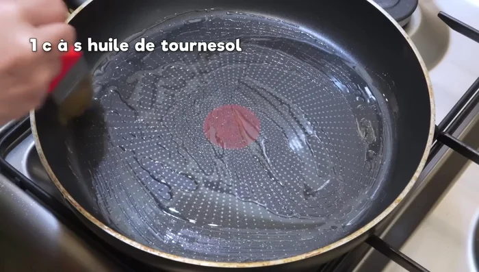 Faire chauffer de l'huile dans la poêle. Ajouter le poulet et cuire 6 minutes de chaque côté, en secouant la poêle pour répartir l’huile.