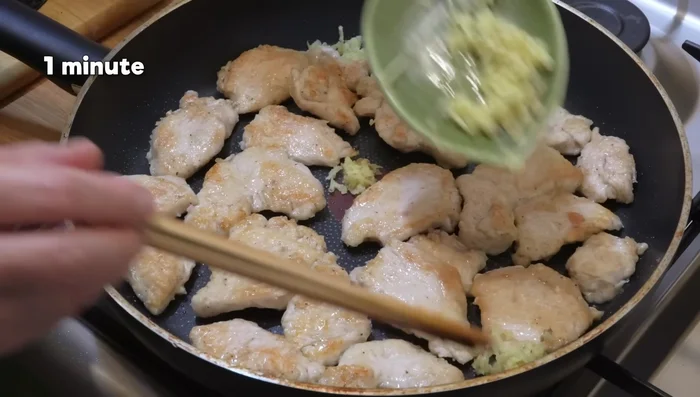 Ajouter le reste du gingembre râpé et cuire 1 minute. Ajouter l'autre moitié de la sauce et cuire 5 minutes en retournant toutes les minutes jusqu'à ce que la sauce soit réduite.