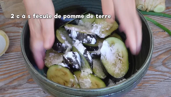Mélanger les aubergines avec 2 cuillères à soupe de fécule de pomme de terre.