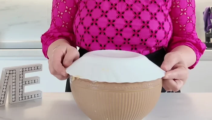 Couvrir le bol et laisser lever la pâte pendant au moins 2 heures, jusqu'à ce qu'elle double de volume. (143.239)
