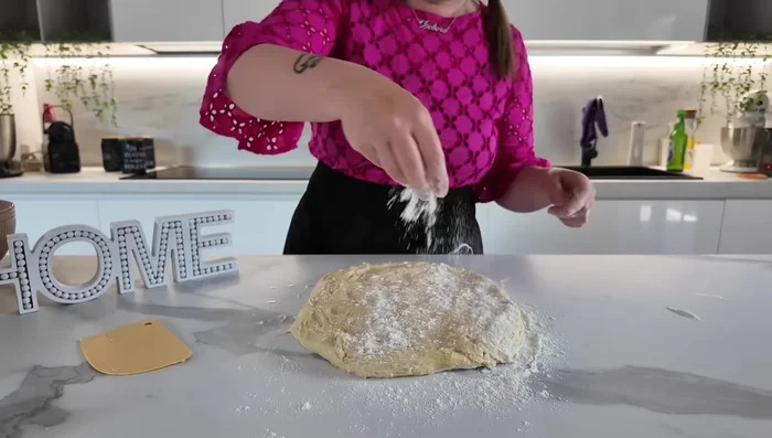 Étaler la pâte sur une surface farinée sur une épaisseur d'environ 40x35 cm. (164.04)