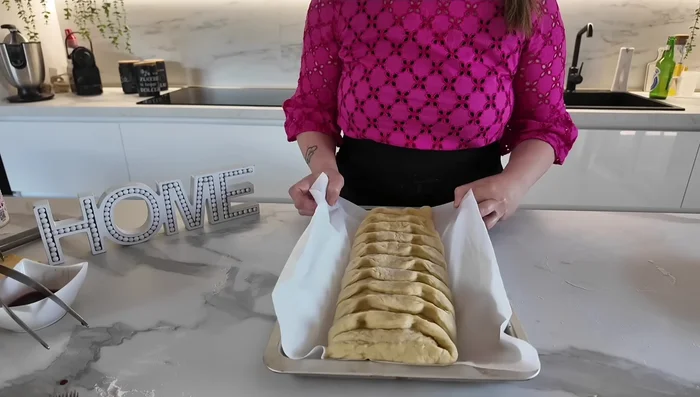 Placer la brioche dans un moule à cake tapissé de papier sulfurisé et de papier aluminium pour maintenir la forme pendant la seconde levée. (322.319)