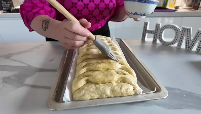 Badigeonner la brioche d'un mélange d'œuf et de lait. (379.96)