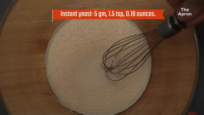 Préparez le levain : Dans un bol, mélangez le lait, 25g de sucre et la levure. Ajoutez 4 cuillères à café de farine. Mélangez, couvrez et laissez reposer 30 minutes (jusqu'à ce que le mélange mousse).