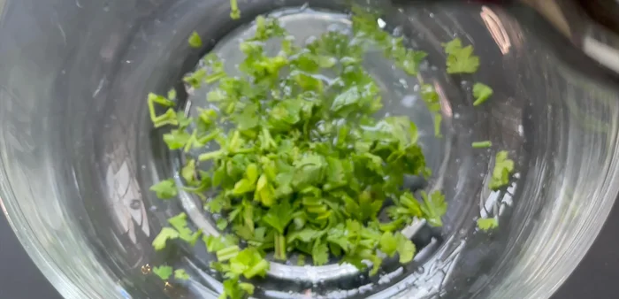 Préparer la vinaigrette : mélanger de la coriandre hachée, du jus de citron, du vinaigre de cidre de pomme (facultatif), du sel rose, du sel noir, du poivre noir et de l'origan. Ajuster les quantités selon vos goûts.
