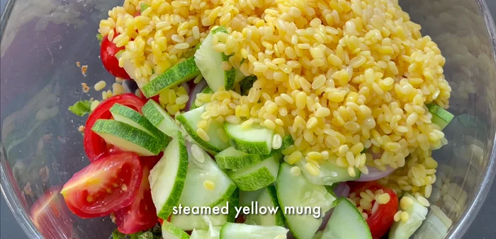 Faire cuire à la vapeur le moong dal jaune (pré-trempé toute la nuit). Ne pas trop cuire.