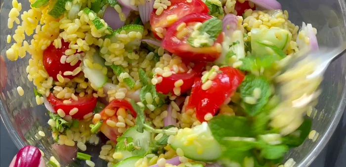 Ajouter le paneer doré et le moong dal préparé à la salade de légumes. Mélanger délicatement.